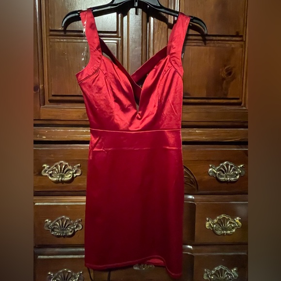 Red V-Neck Sheath Cocktail Dress - Picture 1 of 4
